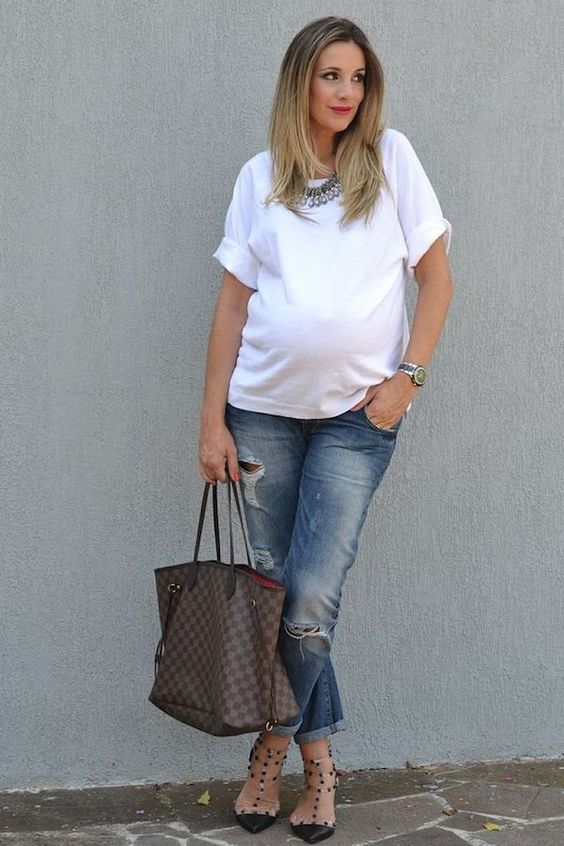 Acessórios são ótimos para incrementar looks básicos: colares, bolsa e relógio compõem esse visual (Foto: Reprodução)